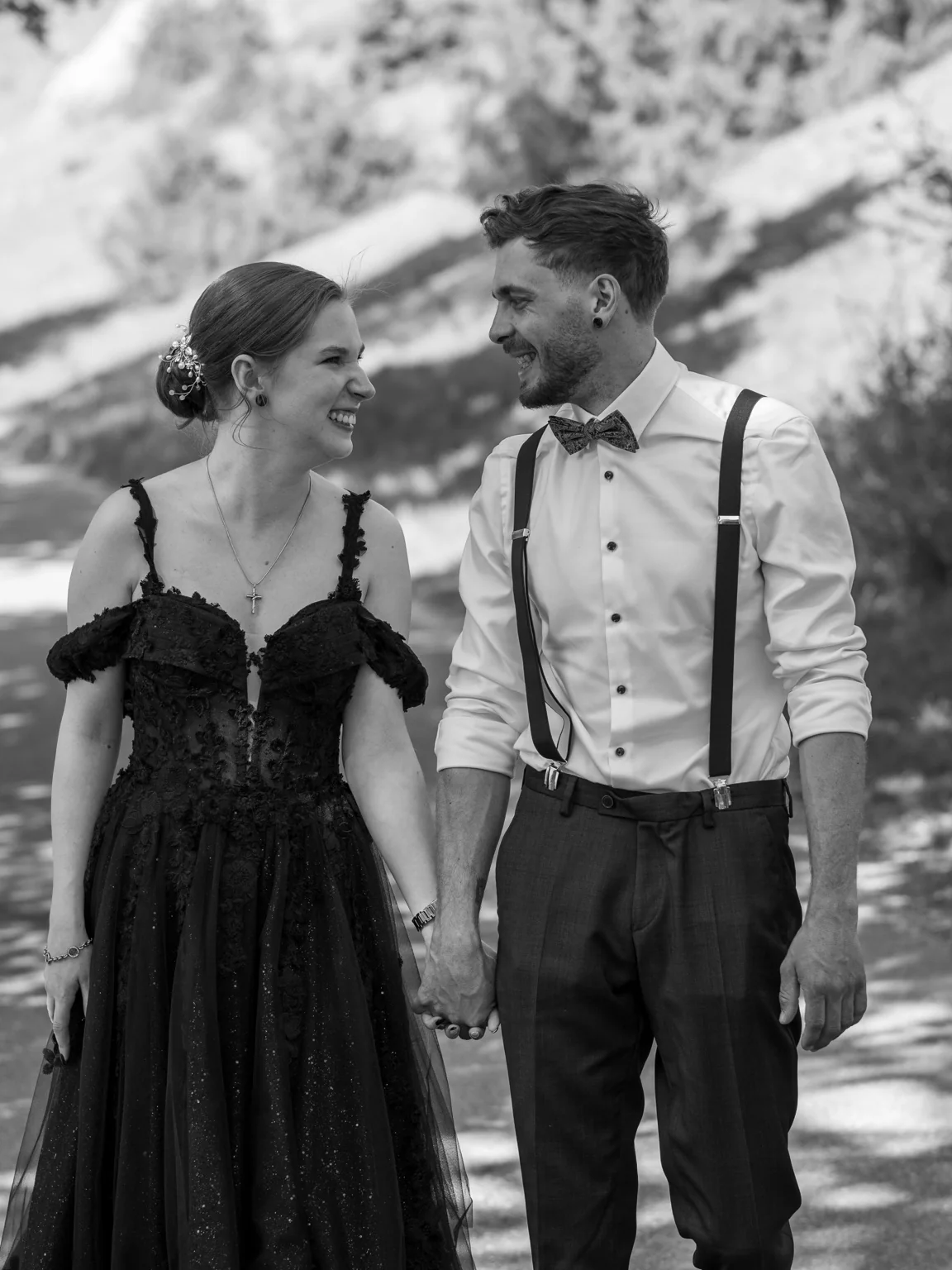 Lachendes Hochzeitspaar in den Bergen